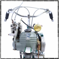 © Philk Poulain à galet luxe sur cycle Motobécane 1952