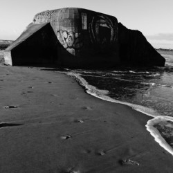 © Philk Blockhaus posé sur la plage, Erdeven