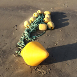 © Philk Bouées sur la plage, Bretagne