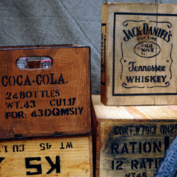 © Philk Caisses en bois, coca et whisky