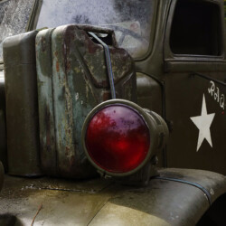 © Philk Jerricans et véhicule militaire