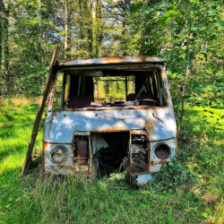 © PhilK Epave de camion fourgon Peugeot J7